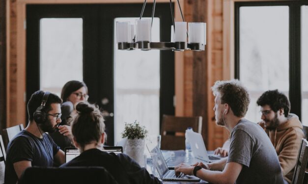 L&rsquo;écoute active : quand tes oreilles deviennent des super-héros au service de la communication !