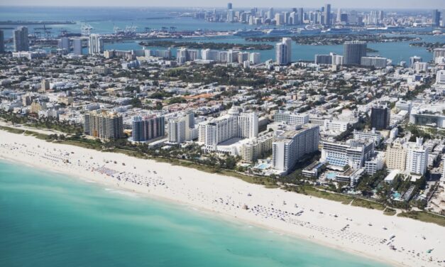 <h3><strong>Floride : Un Laboratoire pour la Politique Migratoire de l&rsquo;Ère Trump ?</strong><br /></h3>
<p><br />
Face aux vagues migratoires croissantes, la Floride se positionne aujourd&rsquo;hui comme un champ d&rsquo;expérimentation audacieux pour des mesures de répression renforcées. Ces initiatives, loin d’être anodines, pourraient bien dessiner les contours de la politique migratoire fédérale sous l&rsquo;administration Trump.<br />
<br />
Au cœur de cette dynamique, le gouverneur de Floride a récemment signé une série de lois qui intensifient les contrôles et sanctions à l&rsquo;égard des immigrants illégaux. Par exemple, l&rsquo;une de ces lois punit désormais toute entreprise locale qui emploie des personnes sans statut légal valide. De plus, elle renforce la collaboration entre les forces de l&rsquo;ordre locales et les agences fédérales d&rsquo;immigration.<br />
<br />
<strong>Impact Économique et Social</strong><br />
<br />
Les implications de telles mesures sont vastes et méritent une analyse approfondie. D&rsquo;un côté, les partisans argumentent que ces lois contribueront à protéger les emplois pour les citoyens américains et à garantir une concurrence équitable entre les entreprises. De l’autre, les critiques soulignent les risques d’une telle politique, qui pourrait non seulement semer la peur parmi les communautés d&rsquo;immigrants, mais aussi créer des pénuries de main-d&rsquo;œuvre dans des secteurs cruciaux tels que l&rsquo;agriculture et la construction.<br />
<br />
<strong>Modèle pour la Nation ?</strong><br />
<br />
La question se pose alors : la Floride est-elle en train de devenir un modèle pour le reste du pays ? Avec l&rsquo;administration Trump qui a clairement exprimé son désir de resserrer les lois sur l&rsquo;immigration, les yeux sont rivés sur l’État ensoleillé pour observer les résultats de ces nouvelles mesures. Les résultats pourraient influencer la politique nationale, voire inspirer d&rsquo;autres États à adopter des stratégies similaires.<br />
<br />
<strong>Réactions et Conséquences</strong><br />
<br />
Les réactions ne se sont pas fait attendre. Des manifestations ont éclaté dans plusieurs villes de Floride, témoignant de la division croissante au sein de la population sur cette question brûlante. Les experts en droit et en sociologie mettent en garde contre une éventuelle augmentation de la discrimination et de l&rsquo;isolement des immigrants, ce qui pourrait miner les fondements de la diversité et de l&rsquo;intégration, valeurs prônées par la société américaine.<br />
<br />
En conclusion, alors que la Floride continue de jouer son rôle de laboratoire pour des politiques strictes en matière d&rsquo;immigration, le reste du pays observe et apprend. Ces mesures, louées par certains et décriées par d&rsquo;autres, pourraient non seulement redéfinir la vie de millions de personnes mais aussi, façonner l&rsquo;avenir politique et social de toute une nation. Le débat est loin d&rsquo;être clos, et les implications de ces expérimentations en Floride résonneront longtemps dans l&rsquo;histoire américaine.</p>