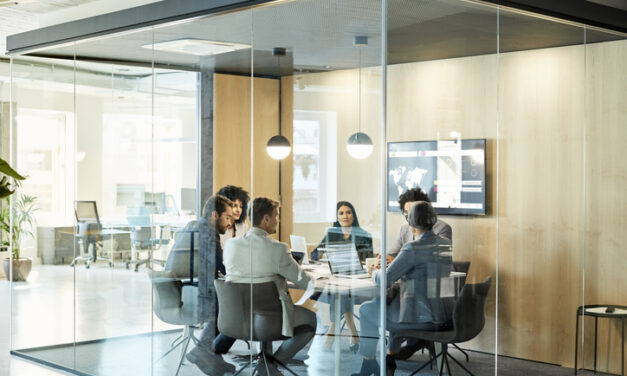 La salle de réunion obsolète : reflet d&rsquo;une entreprise à la traîne dans l&rsquo;ère du travail hybride !