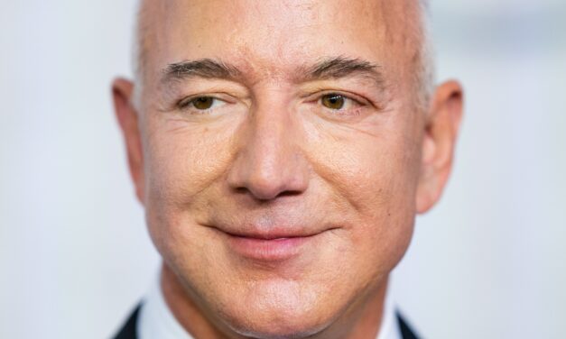 <h3><strong>Révolution Technologique: Les Startups en IA et Robotique Soutenues par Jeff Bezos en 2024</strong><br /></h3>
<p><br />
En 2024, le monde de l&rsquo;intelligence artificielle et de la robotique continue de fasciner et d&rsquo;innover, transformant des secteurs entiers de l&rsquo;économie mondiale. Au cœur de cette transformation se trouve un ensemble de startups prometteuses, propulsées par le soutien financier et intellectuel de Jeff Bezos, le fondateur d&rsquo;Amazon et l&rsquo;un des entrepreneurs les plus visionnaires de notre époque.<br />
<br />
<strong>L&rsquo;avant-garde de l&rsquo;innovation</strong><br />
<br />
Ces entreprises, à la pointe de la technologie, ont été méticuleusement choisies par Bezos, connu pour son flair infaillible pour les technologies perturbatrices. Elles se spécialisent dans des domaines aussi variés que la <strong>logistique automatisée</strong>, l&rsquo;<strong>intelligence augmentée</strong>, et les <strong>systèmes de santé robotisés</strong>, promettant non seulement de révolutionner leurs secteurs mais aussi de transformer radicalement notre quotidien.<br />
<br />
Un exemple éclatant de cette vague d&rsquo;innovation est <strong>RoboGlobal</strong>, une startup qui développe des robots capables d&rsquo;assister les chirurgiens lors d&rsquo;opérations complexes. Leur technologie, qui combine la précision de la robotique avec des analyses propulsées par l&rsquo;IA, a le potentiel pour réduire les risques chirurgicaux et améliorer les résultats pour les patients à une échelle globale.<br />
<br />
<strong>Impact sur l’emploi et l&rsquo;économie</strong><br />
<br />
La montée de l&rsquo;IA et de la robotique soulève des questions cruciales sur l&rsquo;impact de ces technologies sur l’emploi et l&rsquo;économie. Les startups soutenues par Bezos cherchent non seulement à innover mais aussi à créer des solutions qui facilitent la transition des travailleurs vers cette nouvelle ère technologique. Par exemple, <strong>AIWorkforce</strong>, une autre entreprise de cet écosystème, propose des programmes de formation avancés pour requalifier les employés dont les emplois sont susceptibles d&rsquo;être transformés ou remplacés par des machines.<br />
<br />
<strong>Défis Éthiques et Sociaux</strong><br />
<br />
Parallèlement aux avancées, ces technologies posent des défis éthiques significatifs. La question de la confidentialité des données et l&rsquo;autonomie des systèmes intelligents sont au centre des débats. Les startups, conscientes de ces enjeux, intègrent des principes éthiques au cœur de leurs processus de développement. Elles collaborent étroitement avec des régulateurs pour assurer que l&rsquo;innovation technologique avance de manière responsable et transparente.<br />
<br />
<strong>L&rsquo;avenir promis par Bezos</strong><br />
<br />
Jeff Bezos a exprimé son optimisme quant à l&rsquo;avenir de ces technologies. Lors d&rsquo;une récente conférence sur la technologie, il a déclaré : "L&rsquo;avenir que nous construisons à travers l&rsquo;IA et la robotique ne se limite pas à des améliorations incrémentales. Nous envisageons des changements radicaux qui amélioreront la vie de millions de personnes. C&rsquo;est une ère de possibilités illimitées."<br />
<br />
L&rsquo;engagement de ces startups, allié au soutien de visionnaires comme Bezos, marque le début d&rsquo;une ère où la technologie ne se contente pas d&rsquo;automatiser les tâches mais aussi d&rsquo;enrichir les capacités humaines et de redéfinir ce que nous percevons comme possible.<br />
<br />
En conclusion, l&rsquo;année 2024 pourrait bien être vue rétrospectivement comme un tournant décisif dans la manière dont l&rsquo;humanité interagit avec la technologie. Les entreprises soutenues par Jeff Bezos ne sont pas seulement en train de modeler l&rsquo;avenir de l&rsquo;industrie; elles façonnent l&rsquo;avenir de la société elle-même. À mesure que nous avançons, il devient clair que ces technologies ne sont pas une simple tendance éphémère mais une révolution qui redéfinit les frontières de l&rsquo;humain et de la machine.</p>
