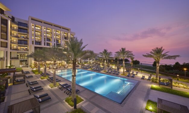 <p><strong>Mandarin Oriental, Muscat : Une Odyssée du Luxe Réinventée au Coeur d&rsquo;Oman</strong><br />
<br />
Au cœur du dynamisme économique du Moyen-Orient, le <strong>Mandarin Oriental, Muscat</strong> se pose comme un phare de l’extravagance et du raffinement. Cet établissement récemment inauguré ne se contente pas de redéfinir les standards du luxe à Oman ; il promet une immersion totale dans une expérience où chaque détail est pensé pour élever le spirituel et le sensoriel.<br />
<br />
En franchissant les portes du Mandarin Oriental, Muscat, les visiteurs sont accueillis par une vue époustouflante sur le golfe d’Oman, encadrée par les montagnes majestueuses et le ciel infini. Le design intérieur, mélange subtil d&rsquo;éléments traditionnels omanais et de touches contemporaines, crée une harmonie qui invite à la tranquillité et à la contemplation.<br />
<br />
La promesse de l’<strong>exclusivité</strong> est palpable dès les premiers instants. Chaque suite de l’hôtel offre des vues imprenables, certaines se dotant de terrasses privées d&rsquo;où l&rsquo;on peut observer le coucher du soleil, transformant le ciel en une toile aux teintes orange et pourpre. Le luxe est dans le détail : des matériaux nobles, des textures riches et des technologies de pointe qui se fondent dans un décor à la fois opulent et épuré.<br />
<br />
Les <strong>gastronomies</strong> du monde se rencontrent à la table du Mandarin Oriental, Muscat. Les chefs renommés y orchestrent une symphonie de saveurs qui célèbre les produits locaux tout en intégrant des techniques culinaires internationales. Chaque repas est une aventure, un voyage des sens qui continue à émerveiller les palais les plus exigeants.<br />
<br />
L’exclusivité et le luxe s’étendent également aux <strong>services</strong> proposés par l’établissement. Un spa signé Mandarin Oriental offre des soins personnalisés qui puisent dans les traditions wellness locales tout en intégrant des pratiques de bien-être modernes. Les visiteurs peuvent également profiter de la plage privée, d&rsquo;une marina élégante ou de l&rsquo;infinity pool qui semble se fondre dans l’horizon.<br />
<br />
La dimension <strong>économique</strong> de ce joyau n’est pas négligée. En stimulant le tourisme de luxe, le Mandarin Oriental, Muscat joue un rôle clé dans la diversification économique du sultanat. Ce projet s’inscrit dans une vision plus large qui vise à transformer Oman en une destination de choix pour les voyageurs internationaux en quête de tranquillité et d’exclusivité.<br />
<br />
Ce n’est pas seulement un hôtel ; c&rsquo;est une <strong>destination à part entière</strong>, un lieu où chaque minute est imprégnée d&rsquo;un luxe qui touche l&rsquo;âme, transformant un simple séjour en une expérience inoubliable. Le Mandarin Oriental, Muscat n’est pas seulement un symbole de luxe, mais un porte-étendard de la beauté et de la culture omanaise, invitant le monde à découvrir ses richesses à travers une expérience sans égal.<br />
<br />
Ainsi, le Mandarin Oriental, Muscat ne se contente pas d’être un hôtel. Il est une promesse, un rêve qui se réalise, un sanctuaire où chaque détail est une célébration de la vie. Les visiteurs repartent non seulement avec des souvenirs, mais avec une nouvelle compréhension de ce que le luxe peut et doit être.</p>