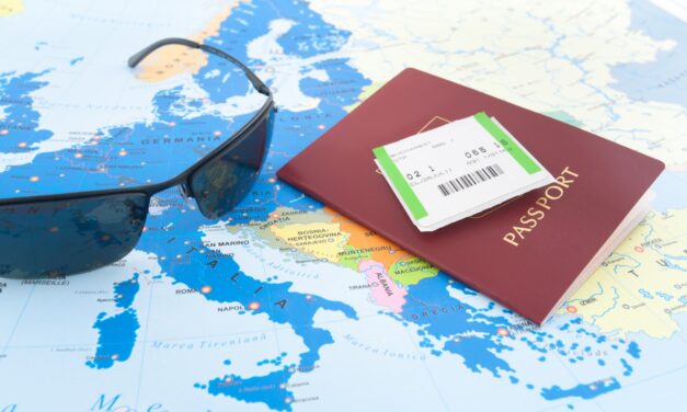 <p><strong>Titre: "Investissement Stratégique: Comment les Visas Dorés et les Seconds Passeports Redéfinissent la Gestion de Patrimoine"</strong><br />
<br />
Dans un monde globalisé où les frontières économiques s&rsquo;estompent, les investisseurs avisés cherchent continuellement des moyens innovants pour sécuriser et accroître leur patrimoine. Au cœur de ces stratégies émergentes, les <strong>visas dorés</strong> et les <strong>seconds passeports</strong> se distinguent comme des outils de plus en plus prisés. Ces dispositifs ne se contentent pas d&rsquo;ouvrir les portes à des opportunités d&rsquo;investissement transfrontalières; ils offrent également une précieuse souplesse en termes de mobilité internationale et de planification fiscale.<br />
<br />
Les programmes de <strong>visas dorés</strong>, accessibles via des investissements substantiels dans des biens immobiliers ou des fonds d&rsquo;investissement stratégiques, permettent aux individus fortunés de recevoir un permis de résidence ou directement la citoyenneté dans des pays clés. Ces destinations, souvent situées en Europe, comme le Portugal, la Grèce et Malte, proposent des conditions d&rsquo;accès claires et des avantages significatifs, tels que l&rsquo;accès à un marché unique européen et une qualité de vie élevée.<br />
<br />
Les seconds passeports, quant à eux, sont particulièrement convoités pour les avantages qu&rsquo;ils confèrent en matière de <strong>liberté de voyage</strong>. Ils permettent à leurs détenteurs de circuler plus librement à travers le monde, d&rsquo;éviter les tracas des visas longs et souvent coûteux, tout en offrant des options de résidence fiscale potentiellement plus favorables.<br />
<br />
Ces stratégies ne sont pas uniquement des questions de commodité. Elles représentent une véritable <strong>assurance</strong> face aux instabilités politiques ou économiques dans les pays d&rsquo;origine des investisseurs. En diversifiant leur patrimoine et leur résidence, les détenteurs de ces passeports et visas dorés peuvent sécuriser un refuge sûr pour leurs familles et leurs investissements.<br />
<br />
Il convient de noter que ces programmes sont souvent l&rsquo;objet de débats éthiques et réglementaires, confrontant le besoin de capitaux des pays hôtes avec les préoccupations autour de l&rsquo;équité, de la sécurité et de l&rsquo;intégration. Les gouvernements ajustent régulièrement leurs politiques pour s&rsquo;assurer que ces initiatives profitent à l&rsquo;économie locale tout en contrôlant soigneusement qui peut accéder à ces droits de résidence privilégiés.<br />
<br />
L&rsquo;impact sur les communautés locales peut être double. D&rsquo;une part, l&rsquo;afflux d&rsquo;investissements étrangers contribue au développement économique, à la création d’emplois et à l&rsquo;amélioration des infrastructures. D&rsquo;autre part, il existe une crainte que ces programmes puissent contribuer à l&rsquo;augmentation des prix de l&rsquo;immobilier, rendant le marché inaccessible pour les résidents locaux.<br />
<br />
Dans ce contexte dynamique et parfois controversé, les investisseurs doivent naviguer avec prudence. La consultation avec des <strong>experts en gestion de patrimoine</strong> et en droit de l&rsquo;immigration devient indispensable pour tirer le meilleur parti de ces opportunités tout en minimisant les risques potentiels.<br />
<br />
En conclusion, alors que notre monde continue de devenir de plus en plus interconnecté, les visas dorés et les seconds passeports resteront des instruments clés dans l&rsquo;arsenal des stratégies patrimoniales. Ils offrent non seulement sécurité et liberté, mais aussi une porte ouverte vers des horizons nouveaux et prometteurs pour ceux qui cherchent à optimiser leur patrimoine global.</p>